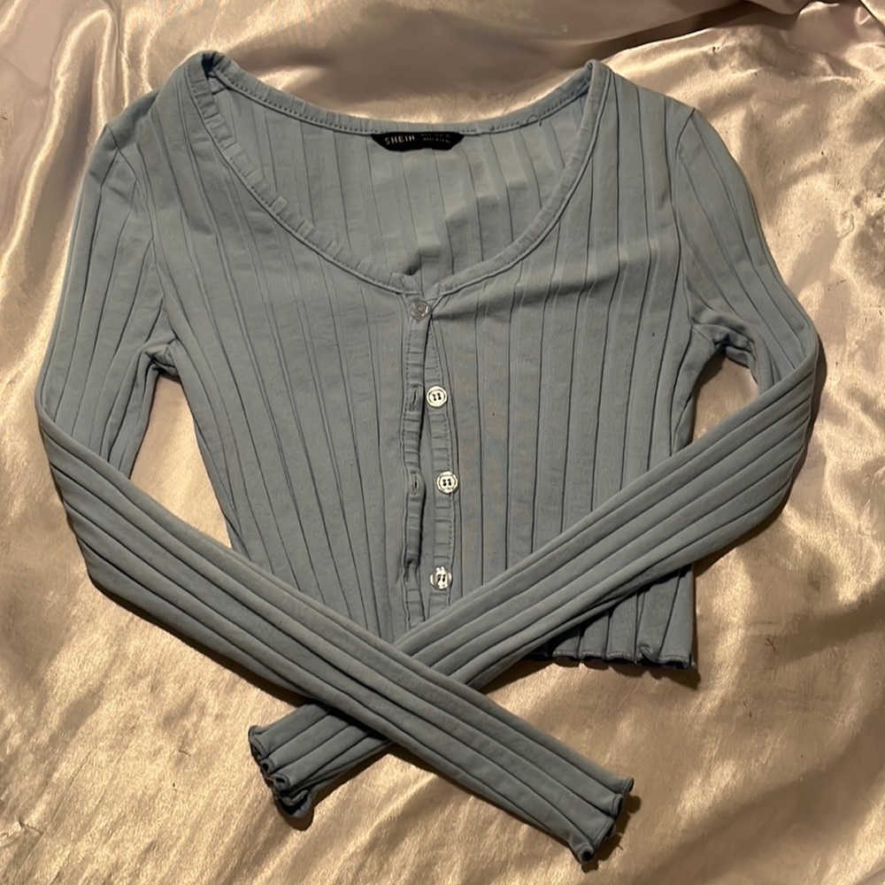 SHEIN LIGHT BLUE LONG SLEEVE BUTTON UP CROP TOP